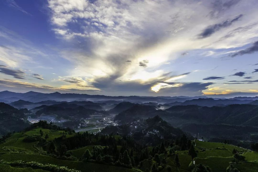 雷公山"天书《雷山县志》载雷公山主峰北侧雷公坪点将坛处有一青石碑