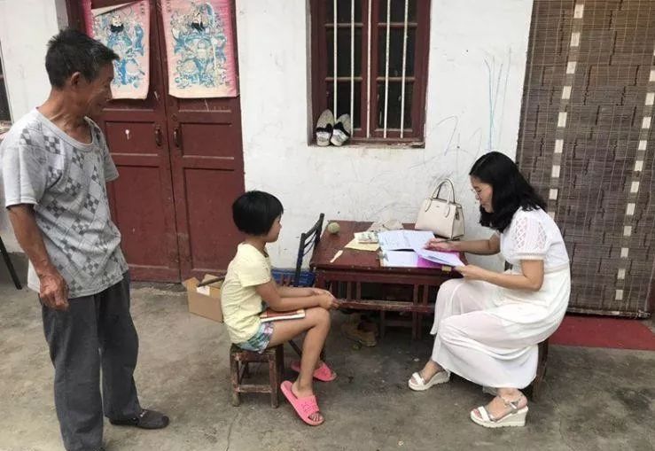 7月12日,顶着炎炎夏日,城关乡工作人员逐一走访慰问辖区内困境儿童,用