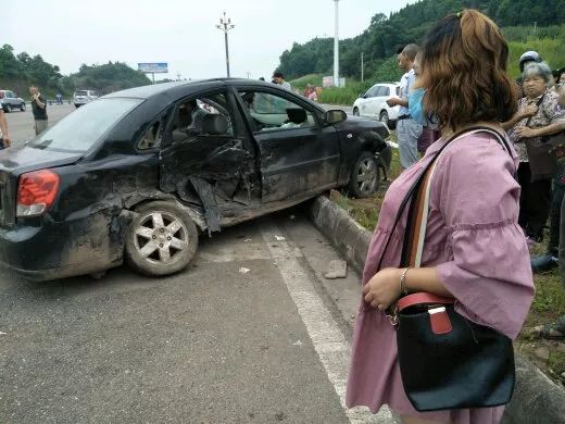 【痛心】安岳大道进文化路段发生严重车祸,多人受伤,一人当场死亡(附