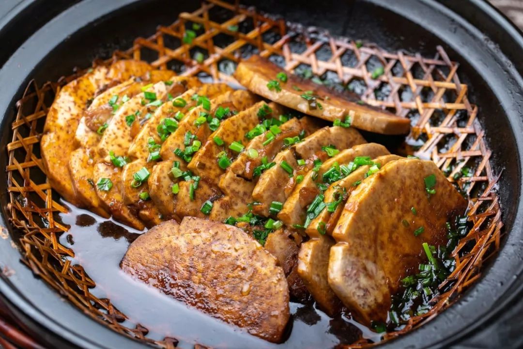 让人有种要马上用筷子一探究竟的冲动 鱼头肉, 多肉质嫩 砂锅焗香芋