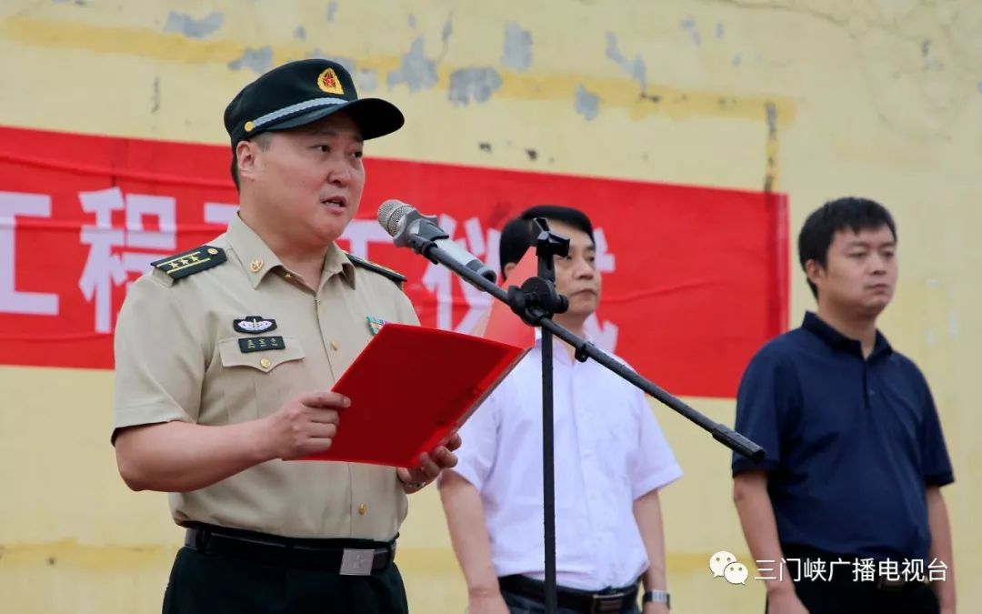 解放军96885部队政委孟宝平,湖滨区相关部门负责人和部分村民共同参加