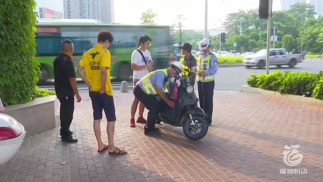 傍晚17点,靠近仓山爱琴海购物公园的浦上大道和闽江大道交叉路口进入