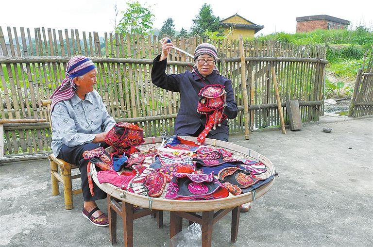 客家人习俗外婆不惜用重金为外孙制作一顶帽子原因让人称赞