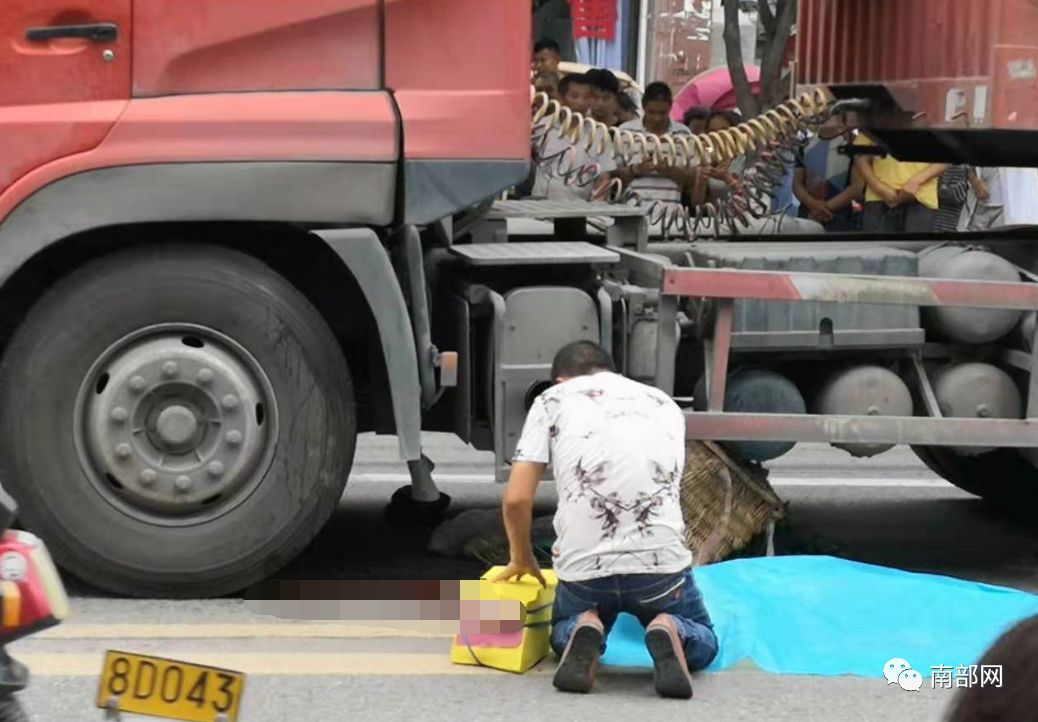 现场:刚刚,南部嘉陵路车祸一人身亡