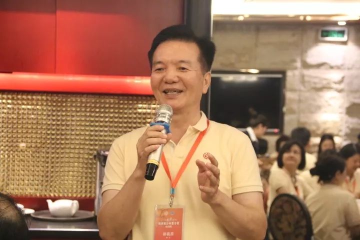 中,厦门市台联会长苏苏,副会长张劲秋出席会议并与台湾教师们亲切交流