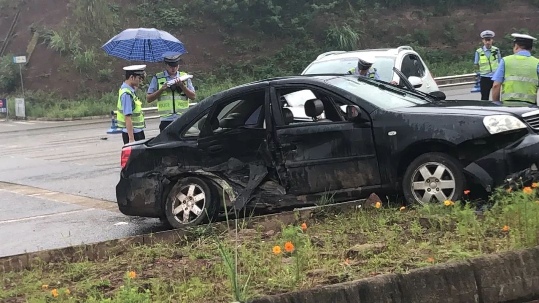 【痛心】安岳大道进文化路段发生严重车祸,多人受伤,一人当场死亡(附