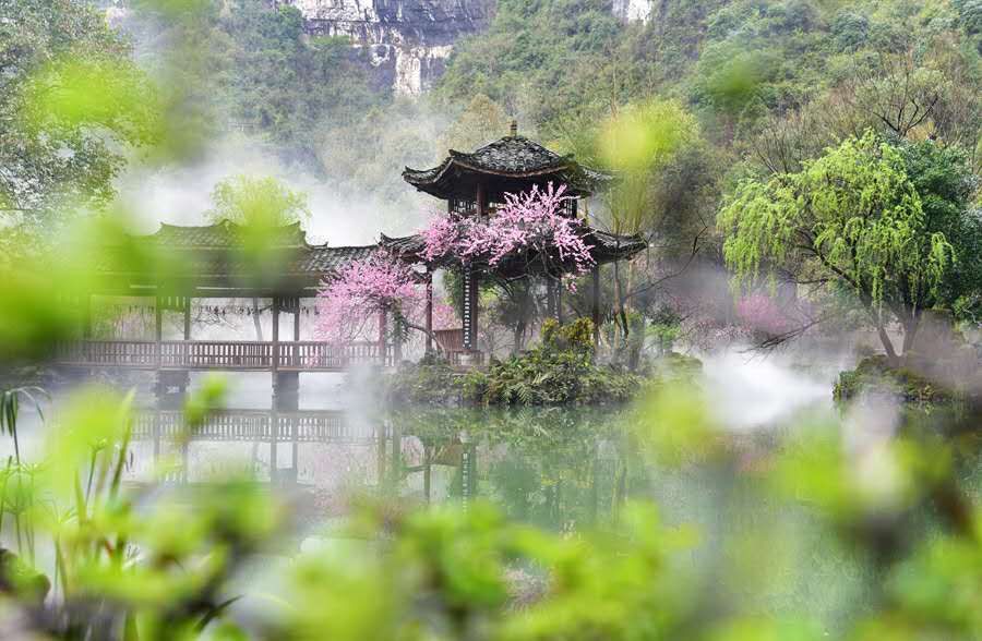 诗人创造了桃花源 但到田园之间种田却不合格 草盛豆苗稀 陶渊明