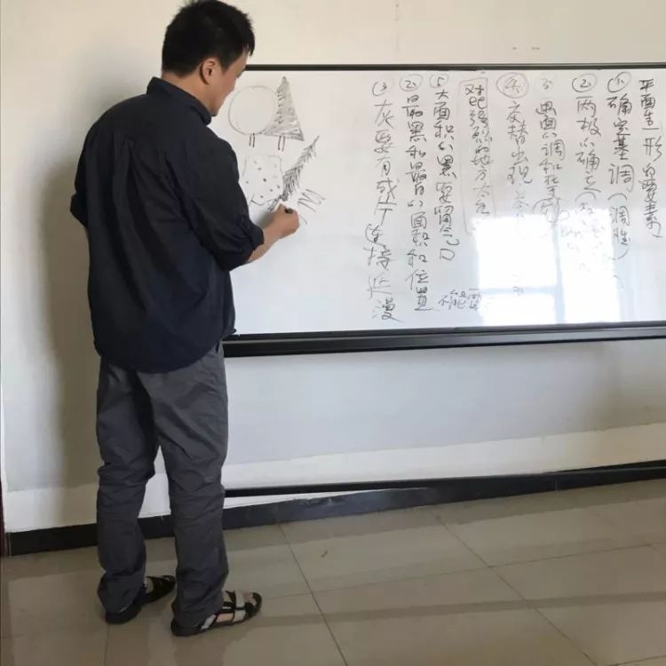 示范作画导师何加林先生给学员示范作画班主任:郭树刚裴宏伟助理导师