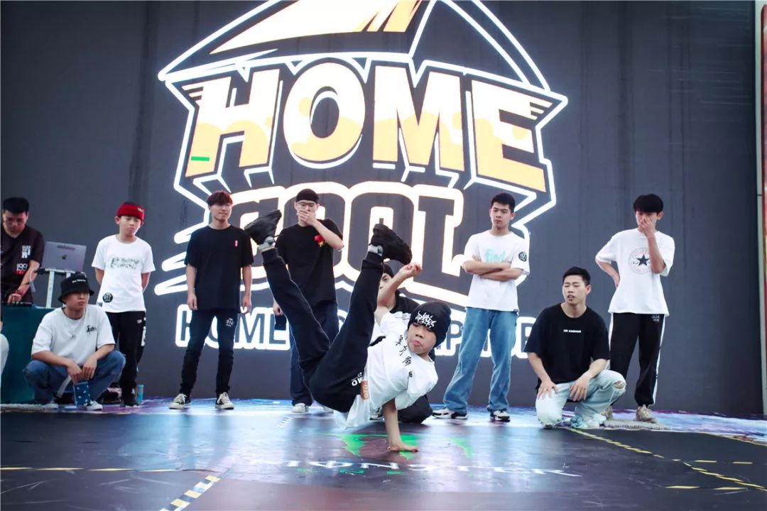 breaking舞者 舞者们根据dj随机播放的音乐 进行freestyle表演 摇滚步