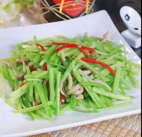 芹菜炒肉丝怎么判断芹菜熟没熟 d2233f9b9e3d45dfaee44ad257eb6200.jpeg
