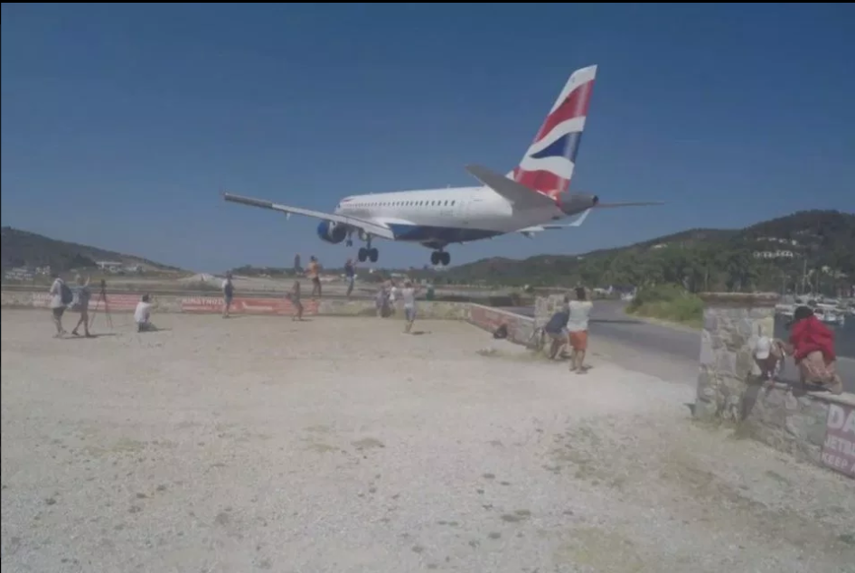 這些海島機場飛機降落距人僅幾米，引遊客爭相圍觀，成為旅遊賣點 旅遊 第2張