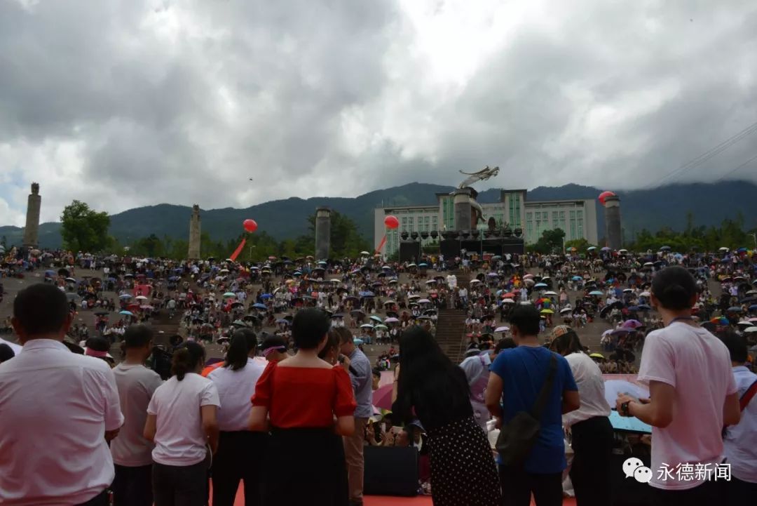 7月14日下午,永德县文化广场举办的吃芒果大赛吸引了众多市民及游客