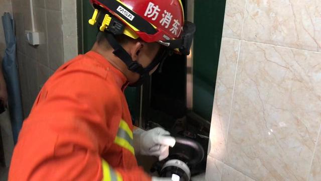 三十岁男子失恋爬六楼喝酒,结果不慎从楼顶跌落…… 百家乐赢家