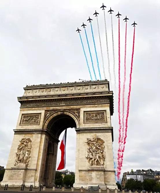 烟花伴火灾、阿尔及利亚球迷烧车、黄马甲大闹