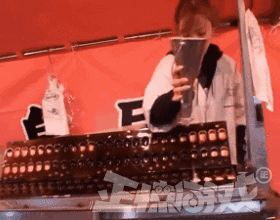 正惊gif:美女踢瓶盖摄影师却遭秧,疯人派书法传人这样