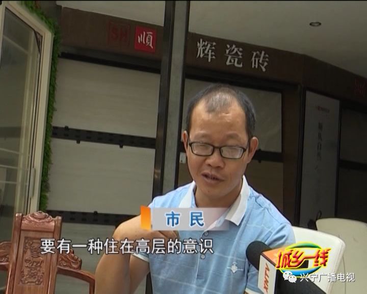 十分危险！兴宁一小区发生高空坠物，楼下一小车被砸到！