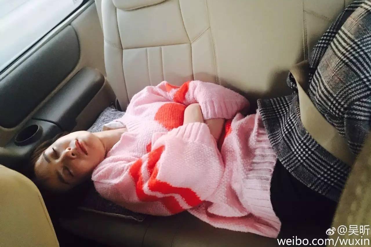 明星睡姿陈赫地上睡杨颖毁形象她的学不来