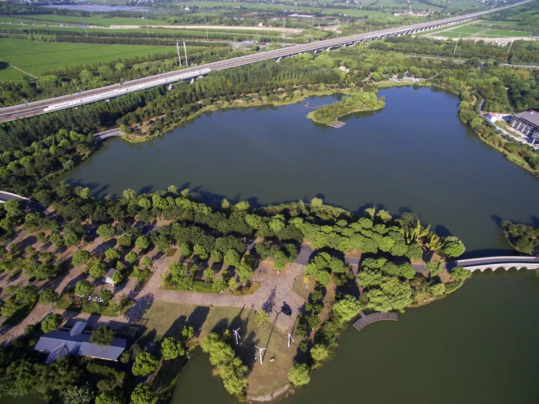 湿地公园位于昆山市辖域东北,其东侧及北侧隔河与上海市嘉定区的农田