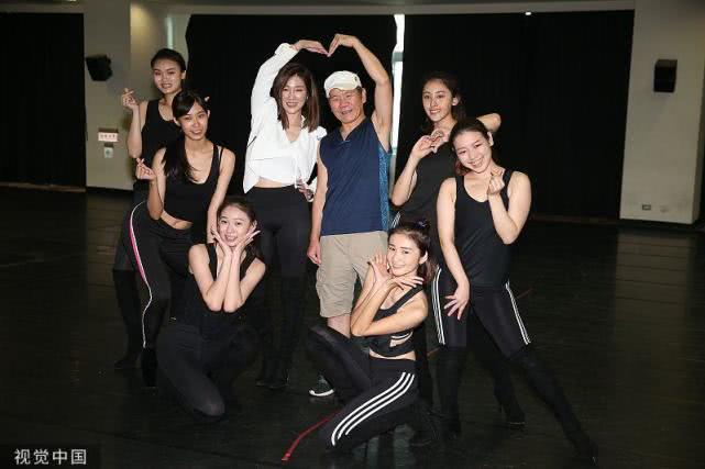58岁赵传备战演唱会获众美女围绕合流比心