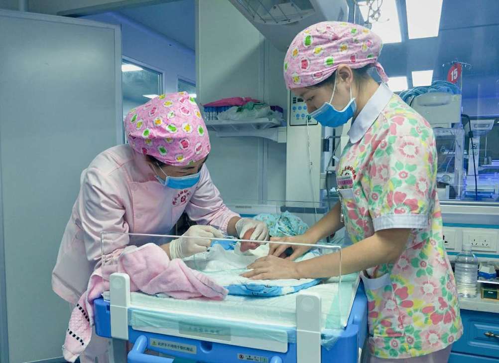 转到新生儿科后,立即给予心电监护,无创呼吸支持,静脉输液等对症治疗