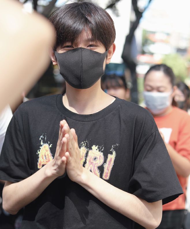王源现身台北街头,没戴口罩,面对她们露出了久违的笑容 诚博娱乐平台
