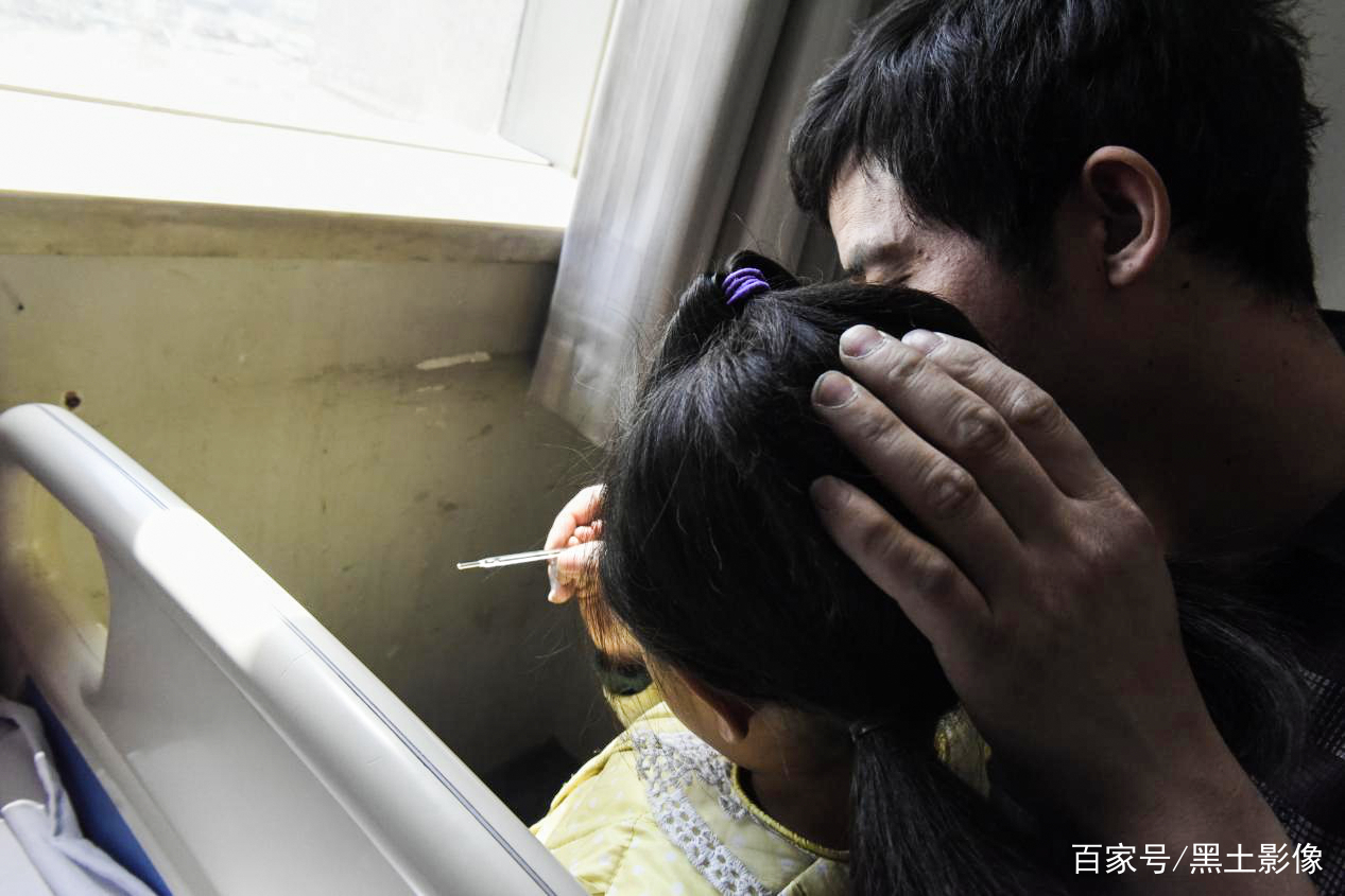                     河南一对父母身患重症放弃治疗欲告别女儿，女儿：不要别人收养我