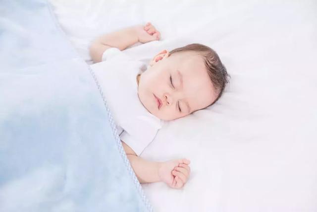                     睡眠学问｜宝宝跟妈妈一起睡是好事还是坏事？