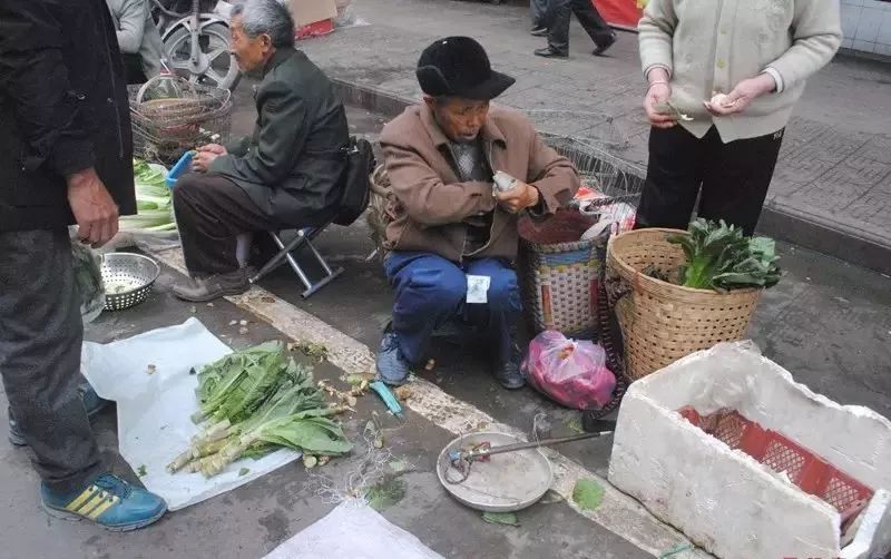 骑着小三轮车,带上瓜果蔬菜 到菜场或者路边找摊位,铺摊 在街边铺上一