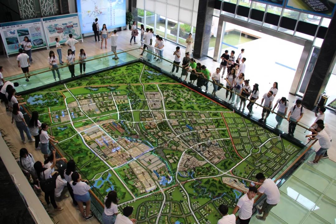 ▼▲北部湾油脂项目自贡航空产业园每到一个地方,都伴随着同学们的