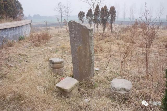 两侧的石础是从成都岑参墓运来者等待建起的空地岑彭故宅是县级文保