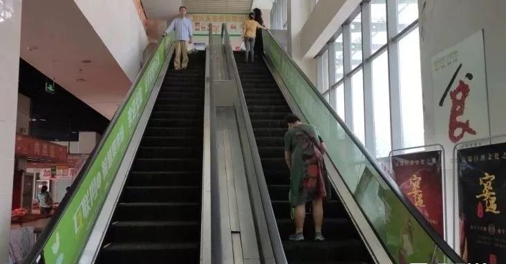 扶梯事故视频大全 285cecf72efa43f990060f50f4525642.jpeg