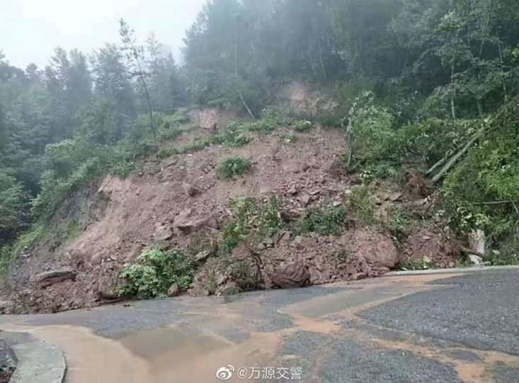 请广大驾驶员选择绕行;万源市竹峪往万源方向,大河口敬老院段路面积水