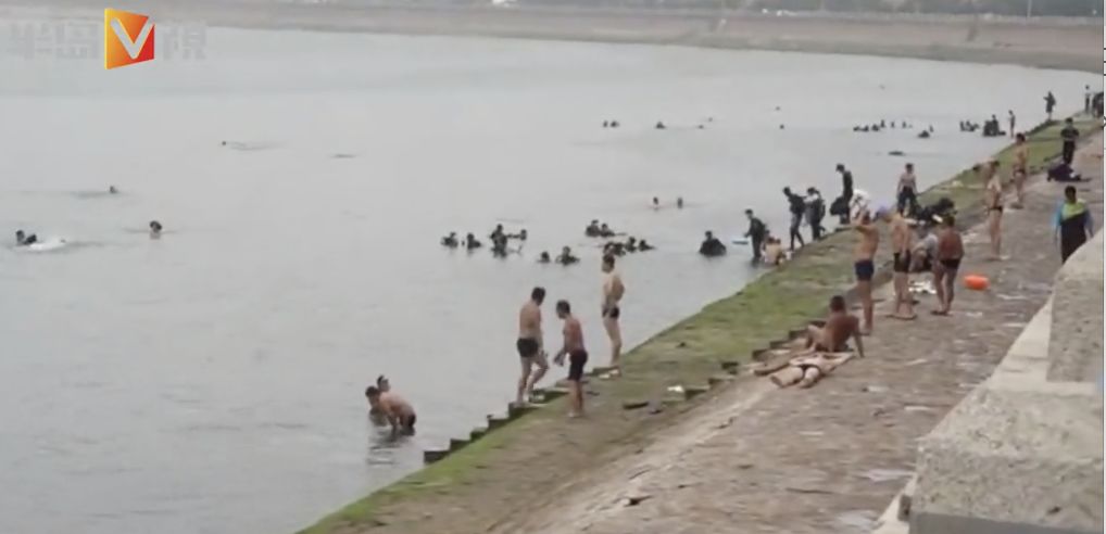                     真怒了！看看青岛野浴场热闹的…还有那么多孩子！要出多少人命，才能让你们警醒