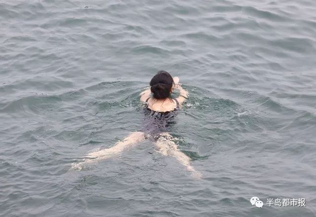                     真怒了！看看青岛野浴场热闹的…还有那么多孩子！要出多少人命，才能让你们警醒