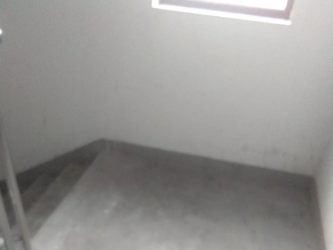 清理楼道持续进行中.