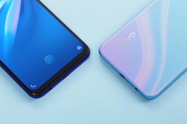 vivo y7s延续了时下流行的水滴屏设计,圆润的水滴曲