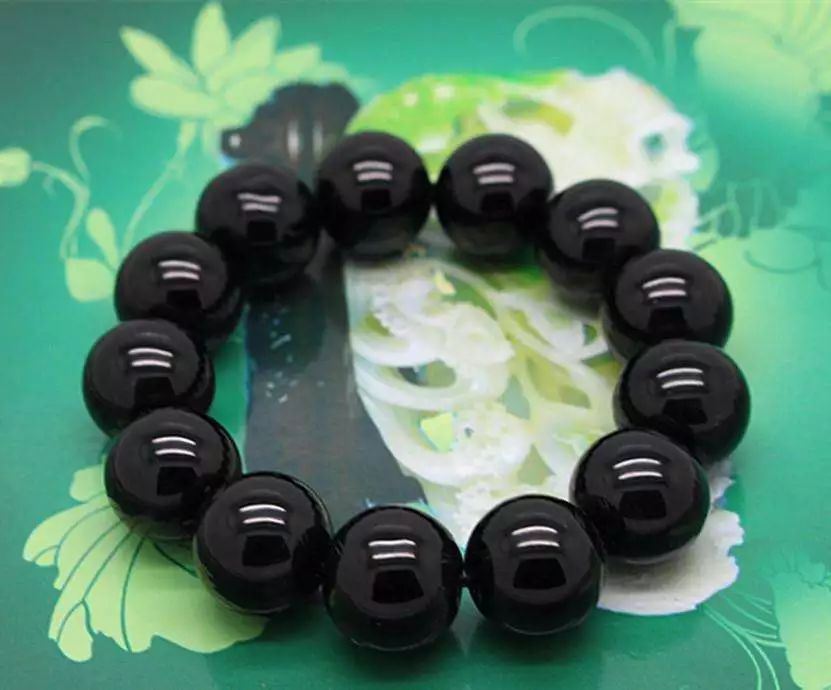 人造黑曜石(黑玻璃)是用 模具浇注成型的,所以不需要打磨抛光,这种黑
