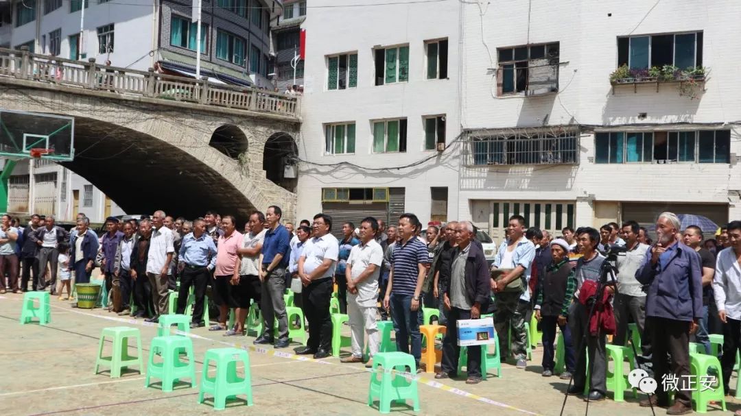 年初,为在庙塘镇购买移民安置房获得更多的国家补助款,正安县庙塘镇