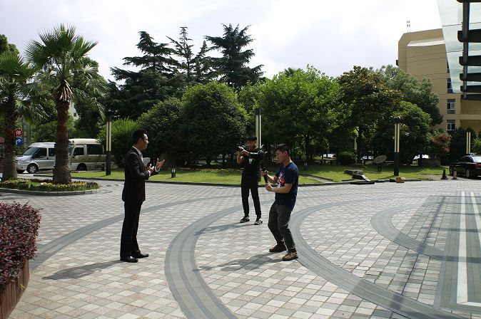 好票友更是好员工,为拍一首越歌MV,单位同事齐