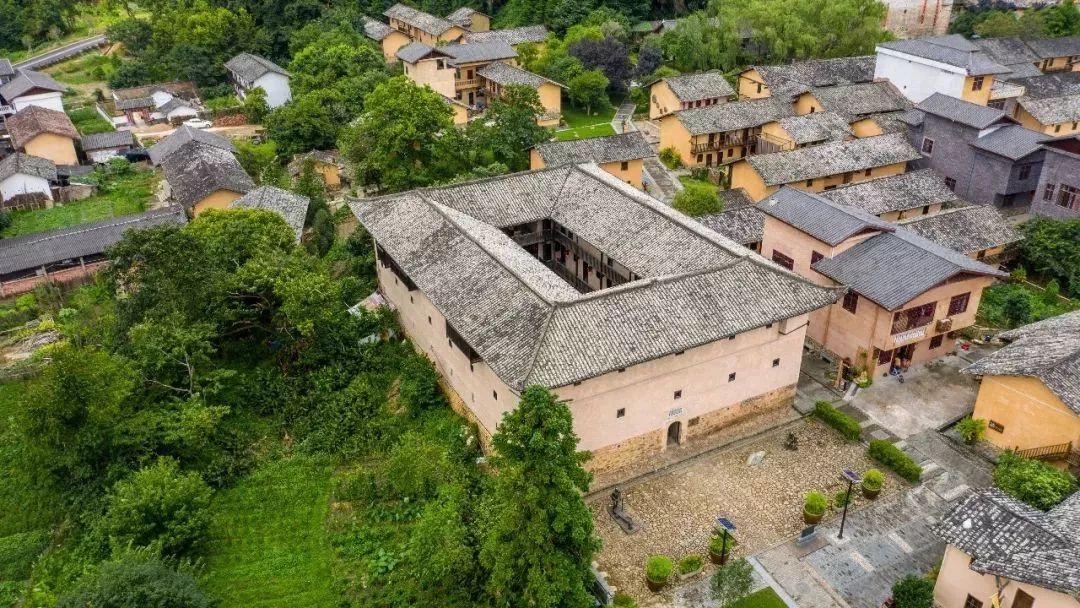 定南县有多少人口_文化和旅游部提醒 暑期出游身心放松,安全意识切勿放松(2)