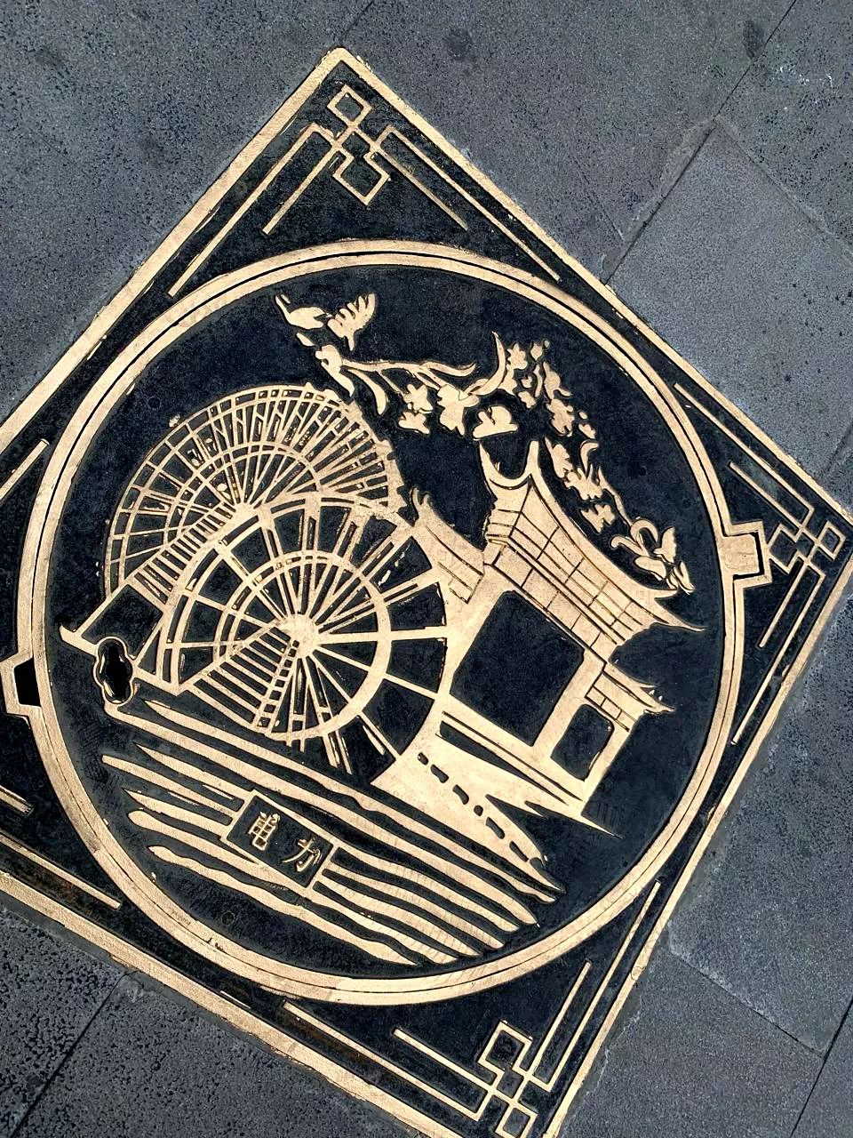 【精致】张掖路井盖穿上手作金衣 刷新街道