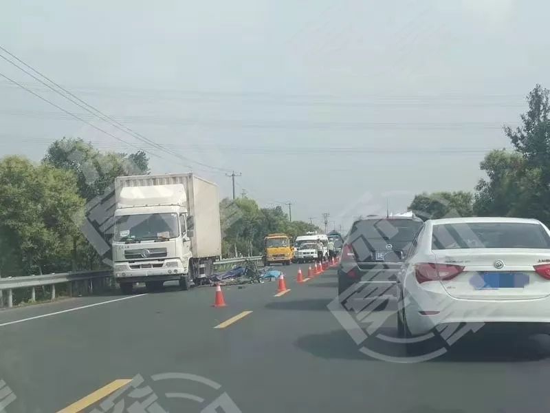 网友爆料:如皋江曲线发生车祸,现场一片狼藉,一人当场死亡!