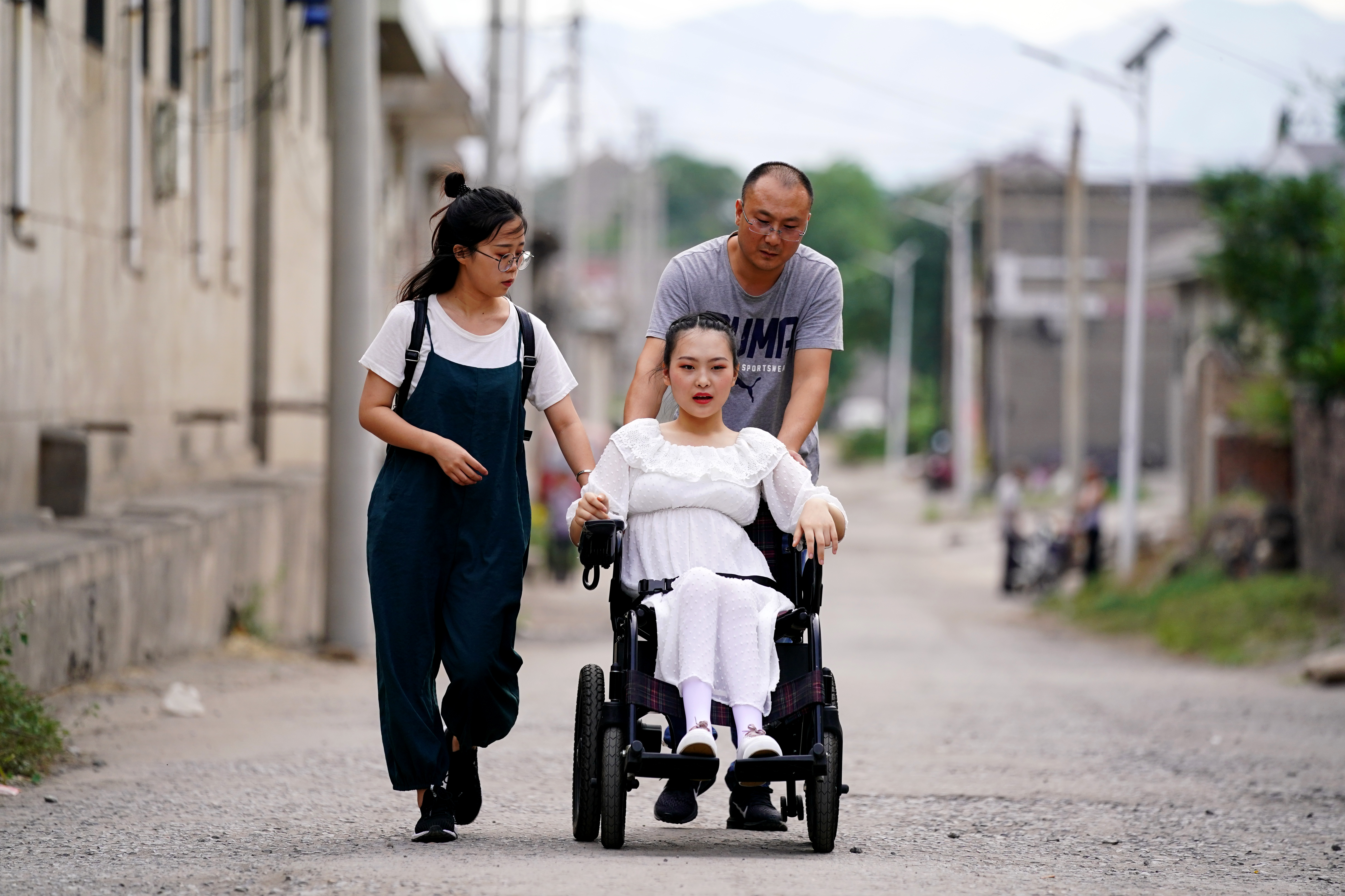 "音乐给了我梦想的翅膀—轮椅上的古筝女孩