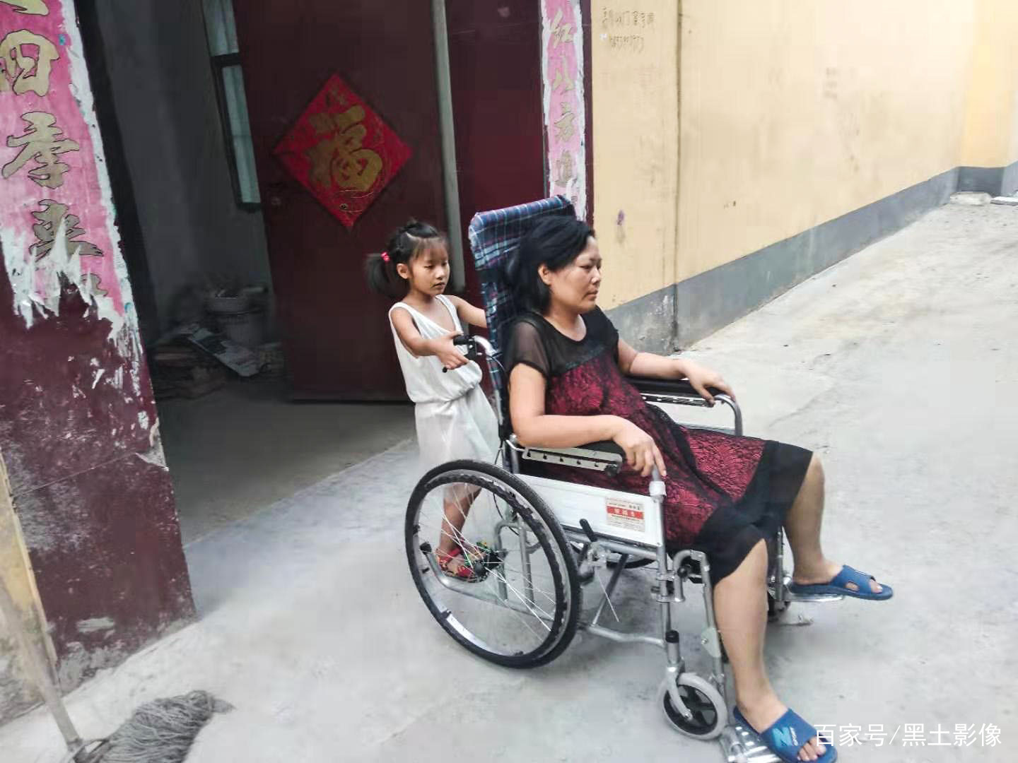                     河南一对父母身患重症放弃治疗欲告别女儿，女儿：不要别人收养我