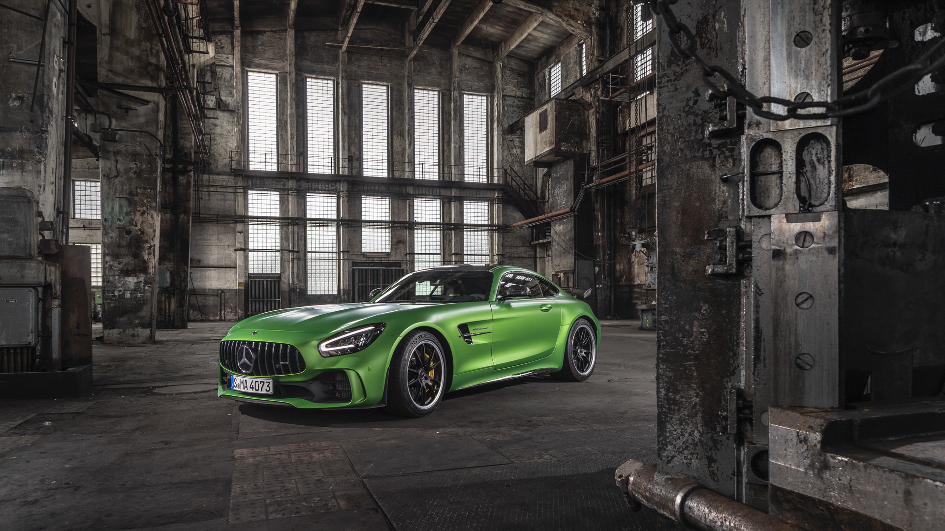 mercedes-amg gt r pro 限量版空气动力学套件加身