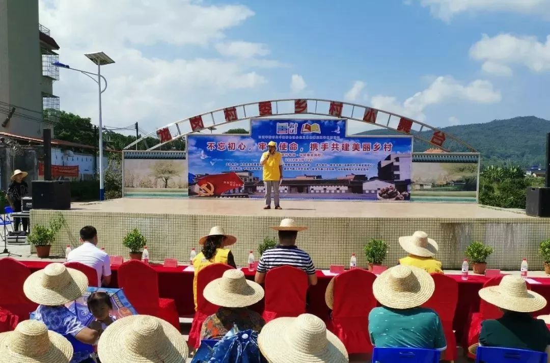 新时代文明实践活动丰富多彩6月14日,曲江区马坝镇龙岗村乡村小舞台