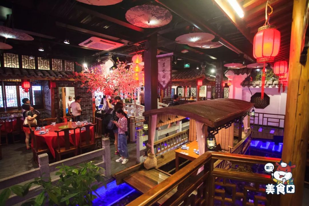 进店换古装!还用铁锅上菜!从江南搬来的古镇餐厅,98元吃撑两人!