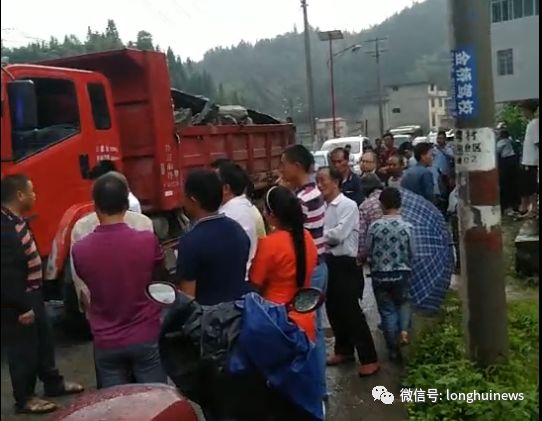 又是车祸!隆回小沙江一辆摩托与货车相撞,两人受伤严重