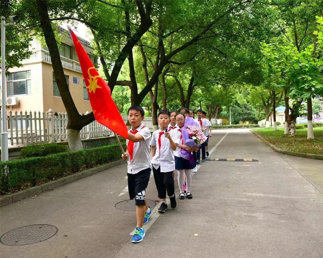 南京大学附属丁家桥小学雷锋中队的少先队员们,在学校老师的带领下