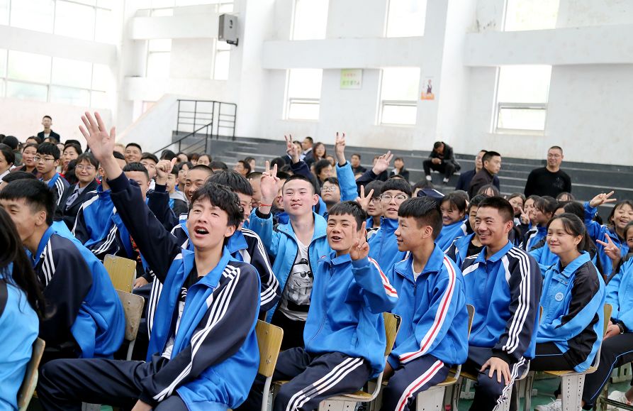 借助这套教学设备,学生可同步学习永康二中的课程,两地教学资源实现了